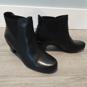 NEW Easy Spirit Escarilynn Leather Ankle Boots